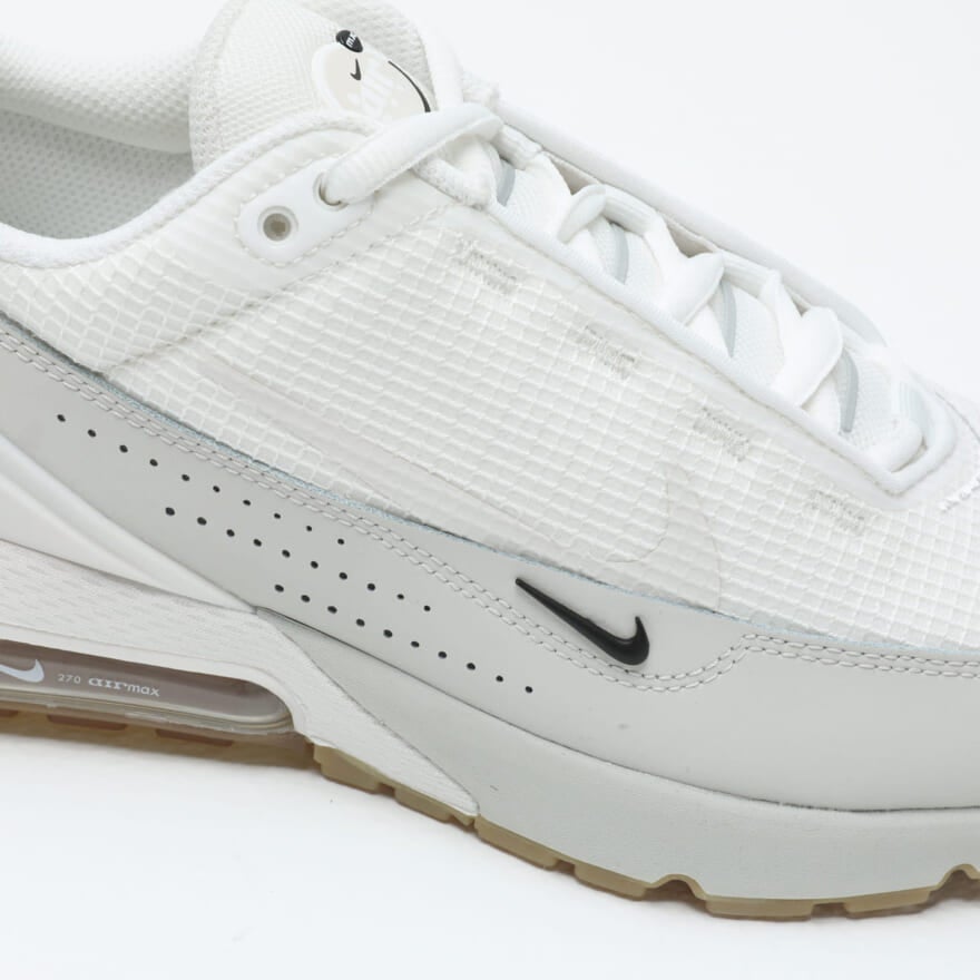 NIKE SPORTSWEARの白スニーカー「NIKE AIR MAX PULSE EWT」のアッパー