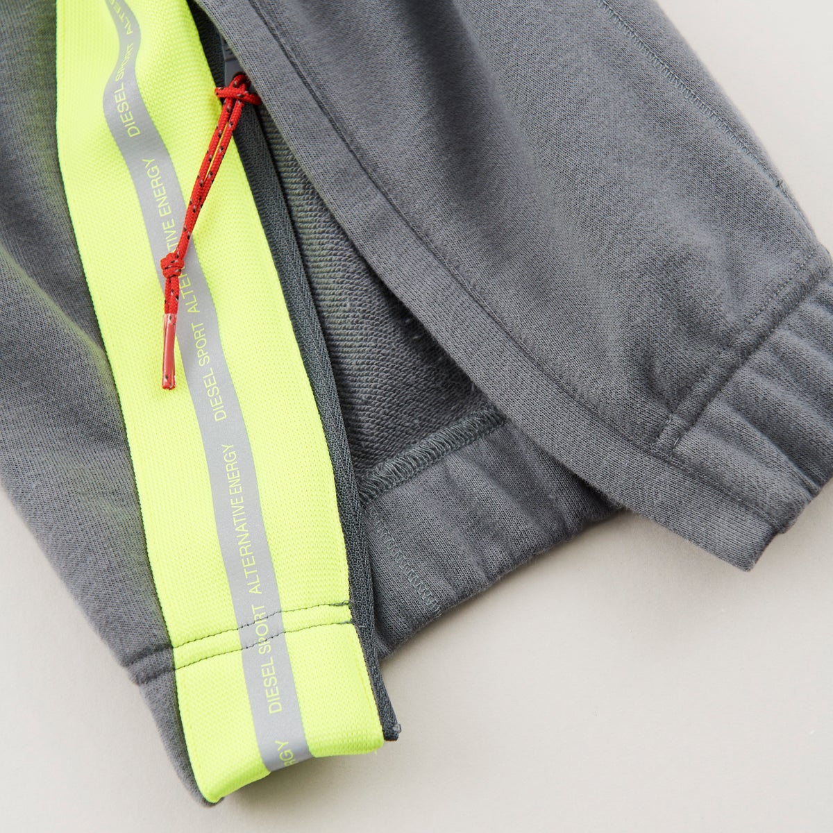 ディーゼル スポーツの Sweatpants with reflective logo bands　スウェットパンツ　裾のジップ