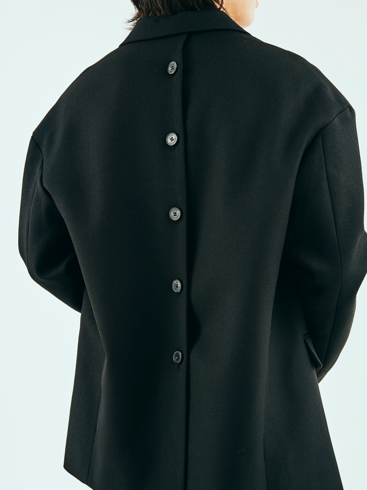 「H&M(エイチアンドエム)」と「rokh(ロク)」のコラボ　rokh H&M ボタンディテール ウールブレザー　着用　サイズ感　背中のボタン