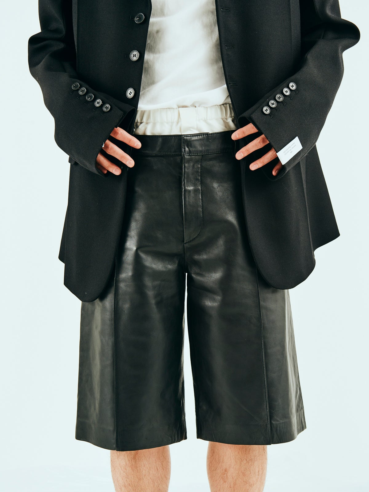 「H&M(エイチアンドエム)」と「rokh(ロク)」のコラボ　rokh H&M ダブルウエストバンド レザーショートパンツ　着用　サイズ感