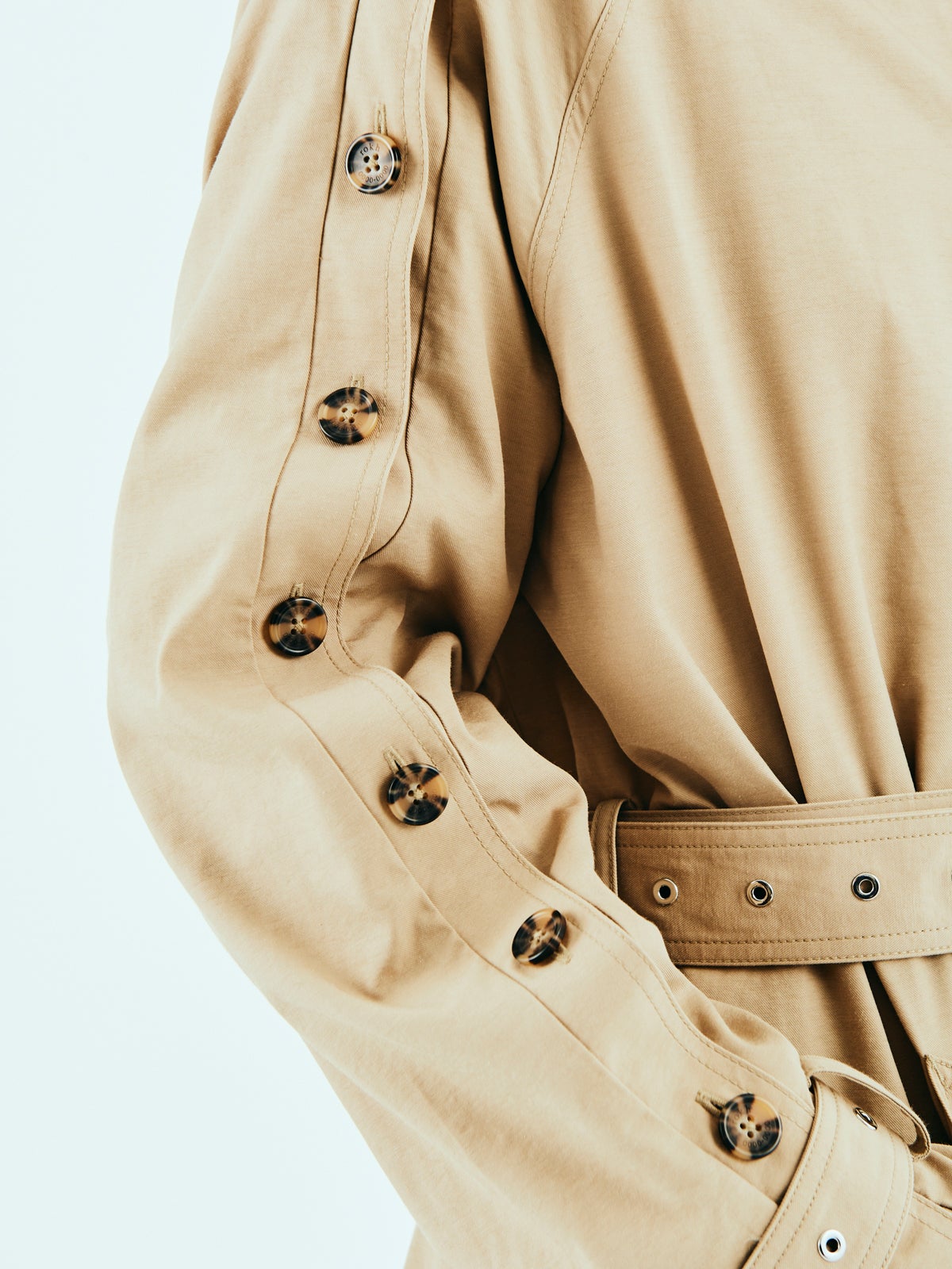 「H&M(エイチアンドエム)」と「rokh(ロク)」のコラボ　rokh H&M ボタンディテール ツイルトレンチコート 　着用　サイズ感　袖のボタンディテール