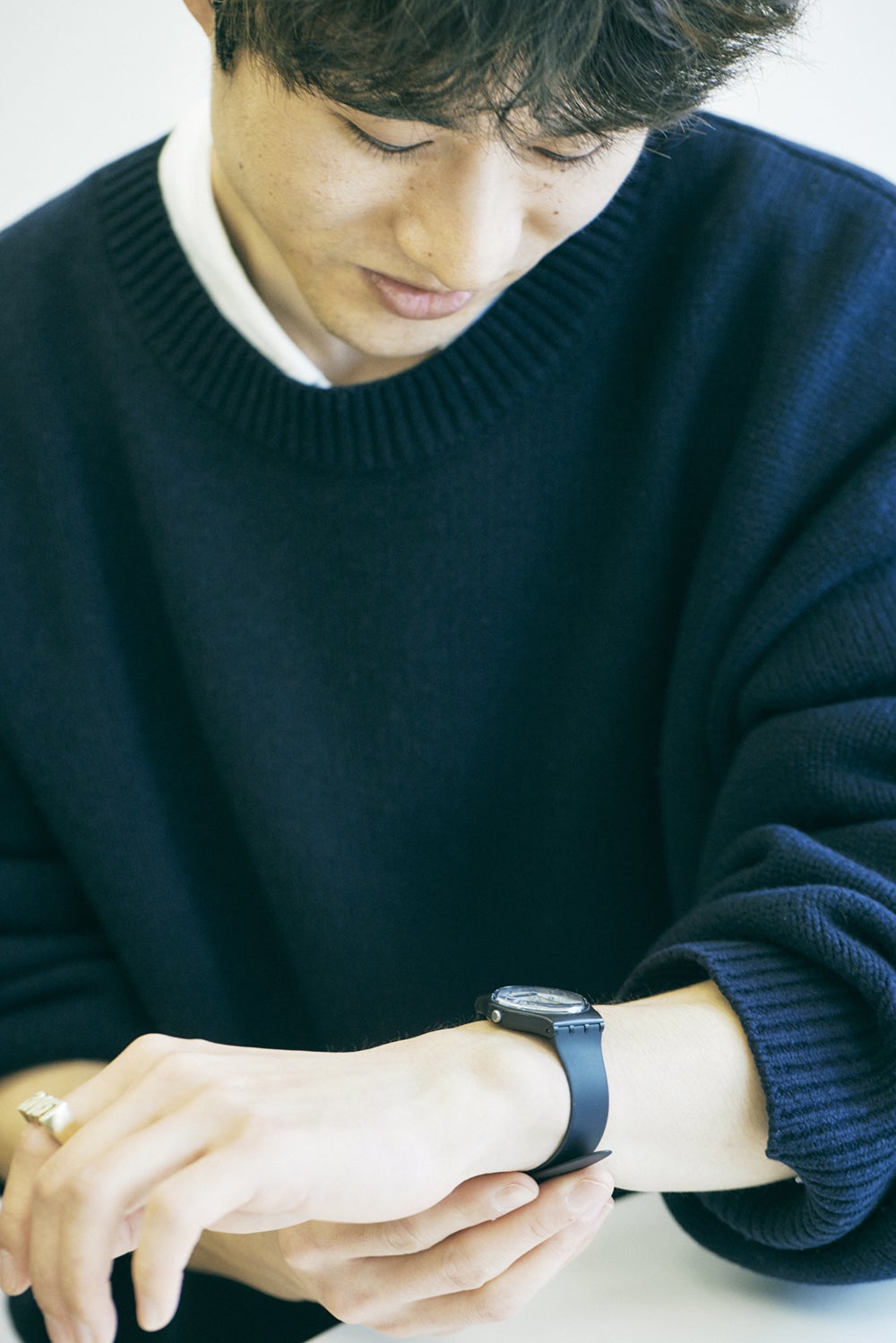 〈swatch〉の腕時計 着用