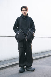 [鈴々木 響] 「バレンシアガのスニーカーとサスペンダーデザインのアウターで、シルエットに遊びを感じるオールブラックコーデ」【メンズノンノモデルの私服スナップ】