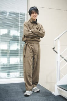 [中川 大輔] 「ニューバランス『990V6』でコモリのつなぎをカジュアルダウン。ユニクロのハイネックニットはカシミヤ100％で肌触りが最高！」【メンズノンノモデルの私服スナップ】