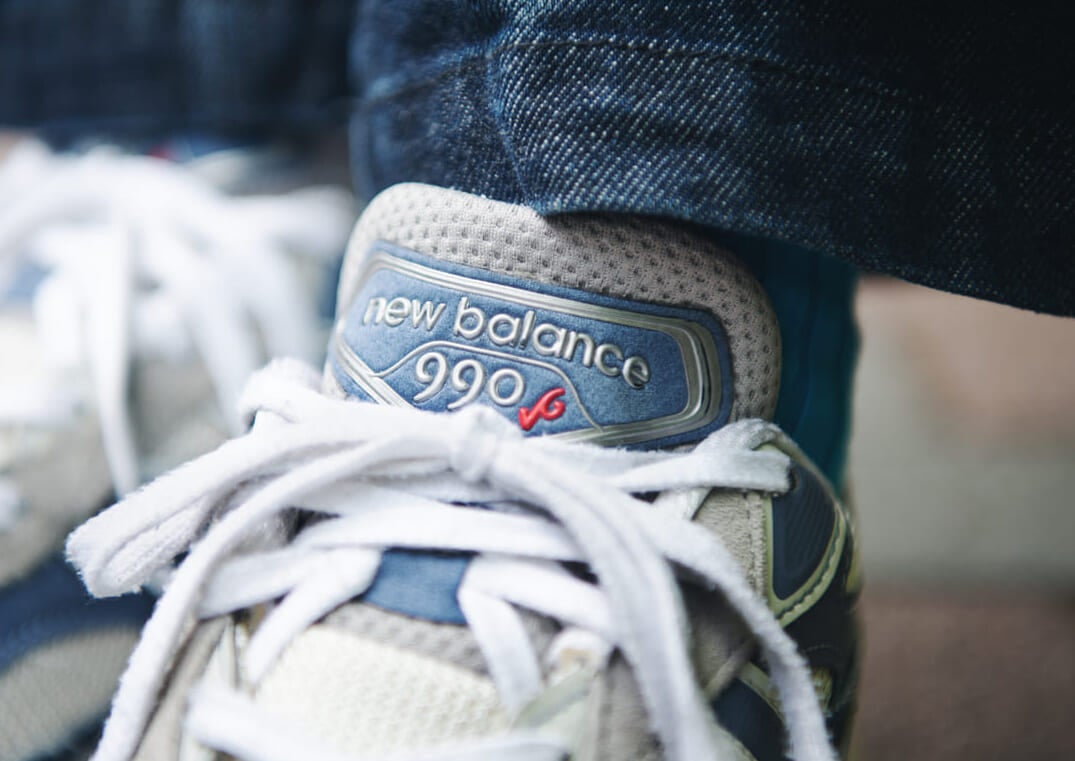 ニューバランスの「990v6」が大人なスタイルをうまくカジュアルダウン。上品なグレーがコーデを引き立てる【おしゃれな人はメジャーブランドの愛用スニーカーをどう履く？Vol.76】