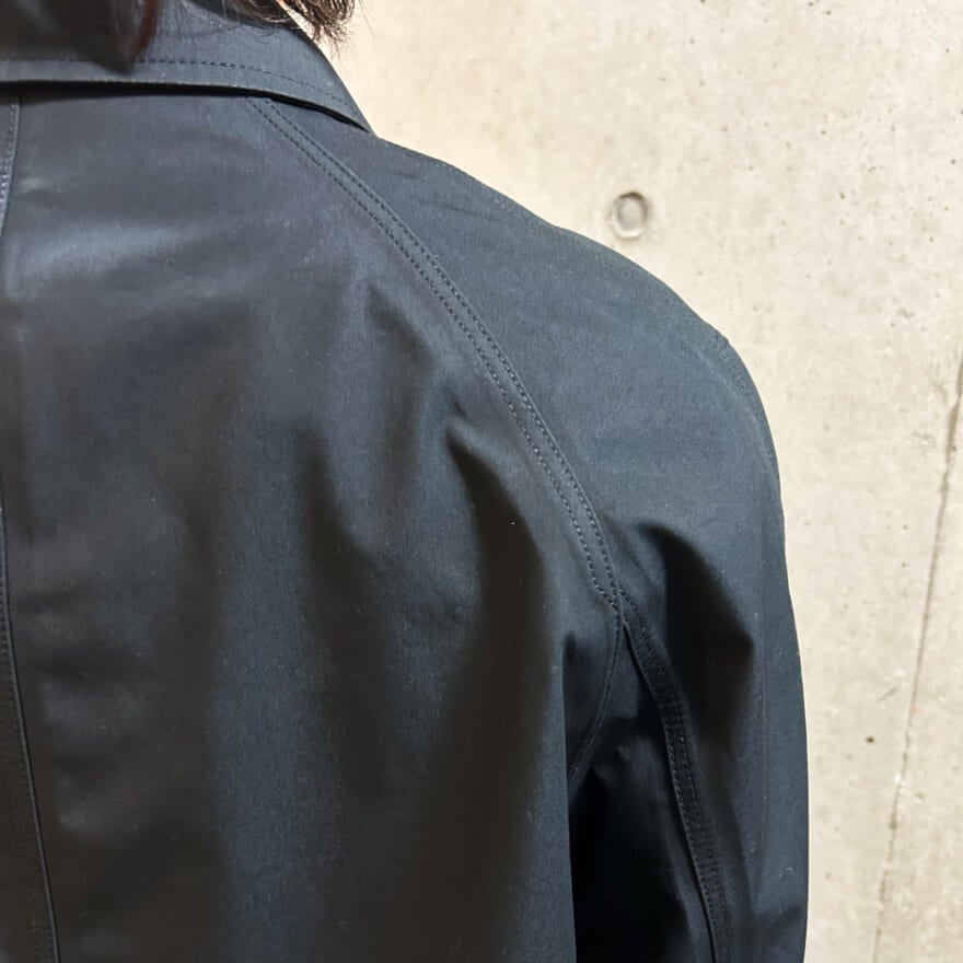 ナナミカのステンカラーコート　黒いゴアテックサウター　試着して本音レビュー　背中のラグランスリーブ