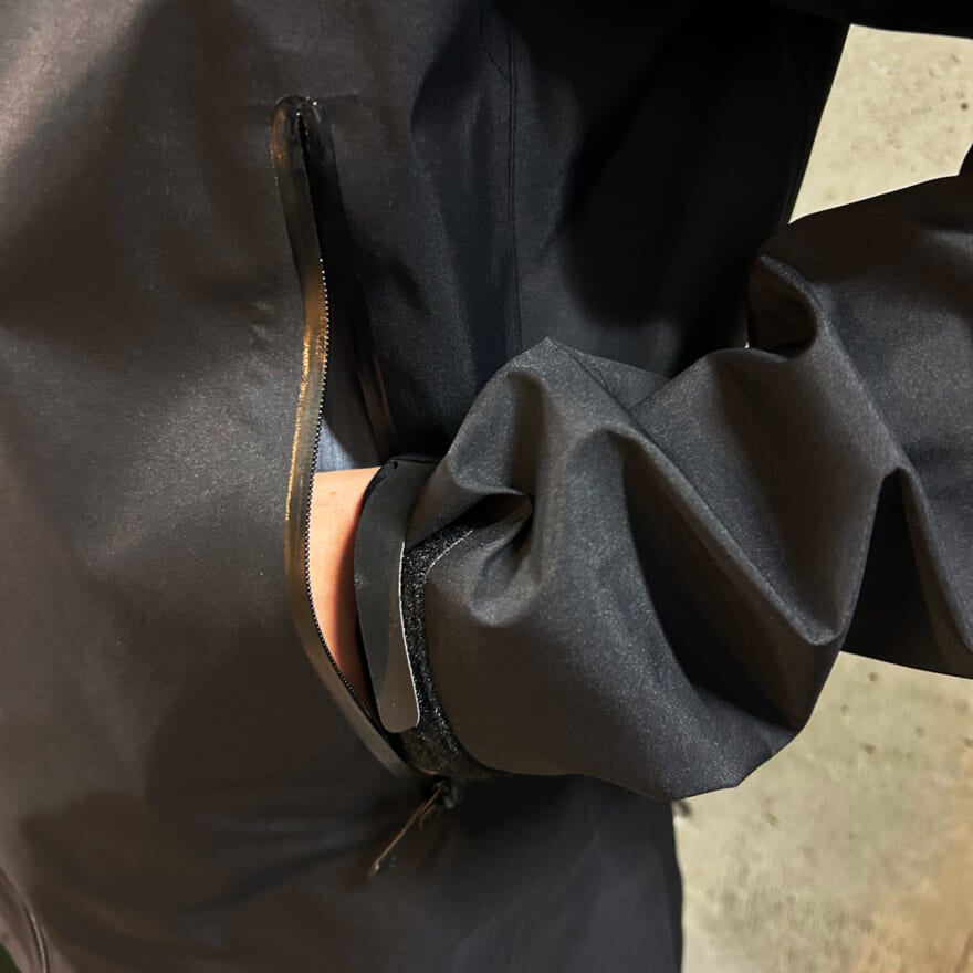 アークテリクスの黒いベータジャケットを試着して本音レビュー　ゴアテックス　サイドポケット