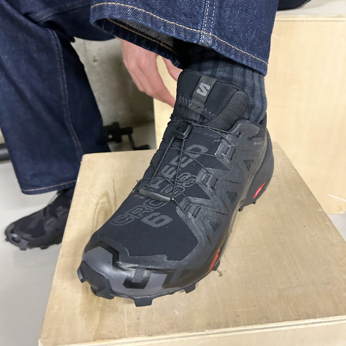 サロモンの黒スニーカー　SPEEDCROSS6GTX　試着レビュー　アッパー