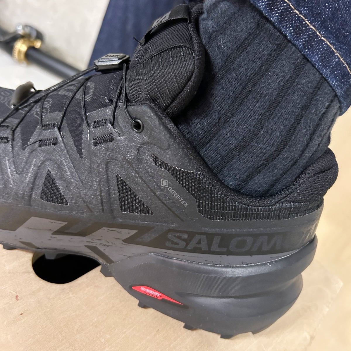 サロモンの黒スニーカー　SPEEDCROSS6GTX　試着レビュー　ロゴ寄り