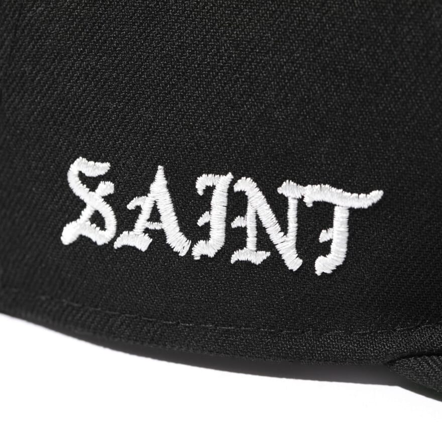 New Era × ©SAINT Mxxxxxx　ロゴ