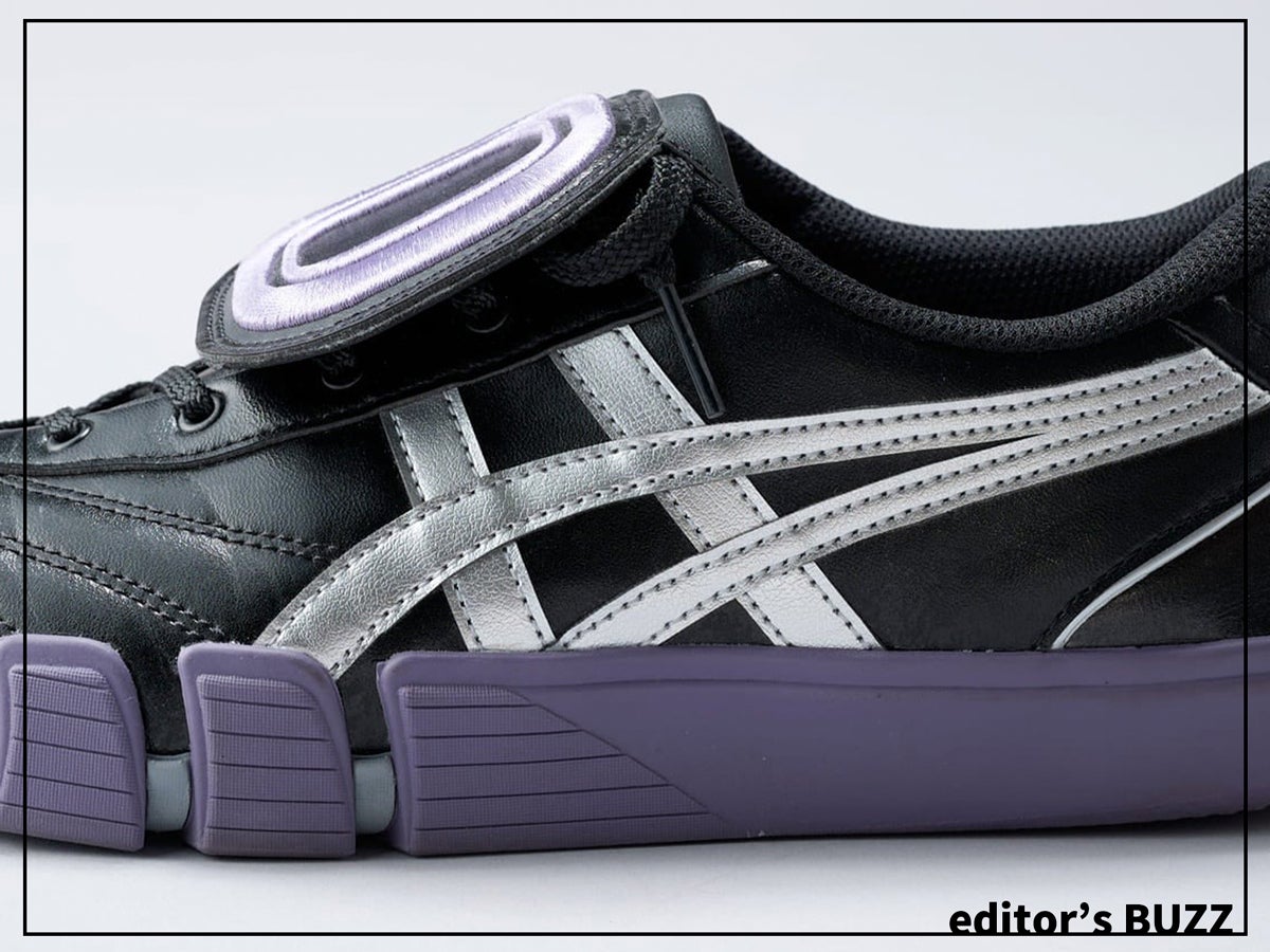 黒いスラックスと合わせる、ほんのりキコな「アシックス」のコラボスニーカー。[編集者の愛用私物 #63]