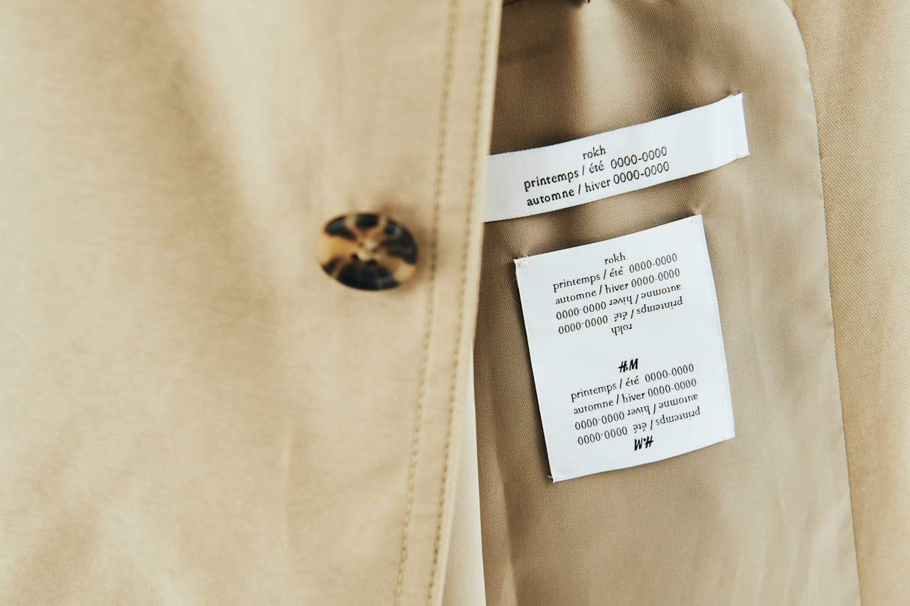 「H&M(エイチアンドエム)」と「rokh(ロク)」のコラボ　rokh H&M 　コートのブランドタグ