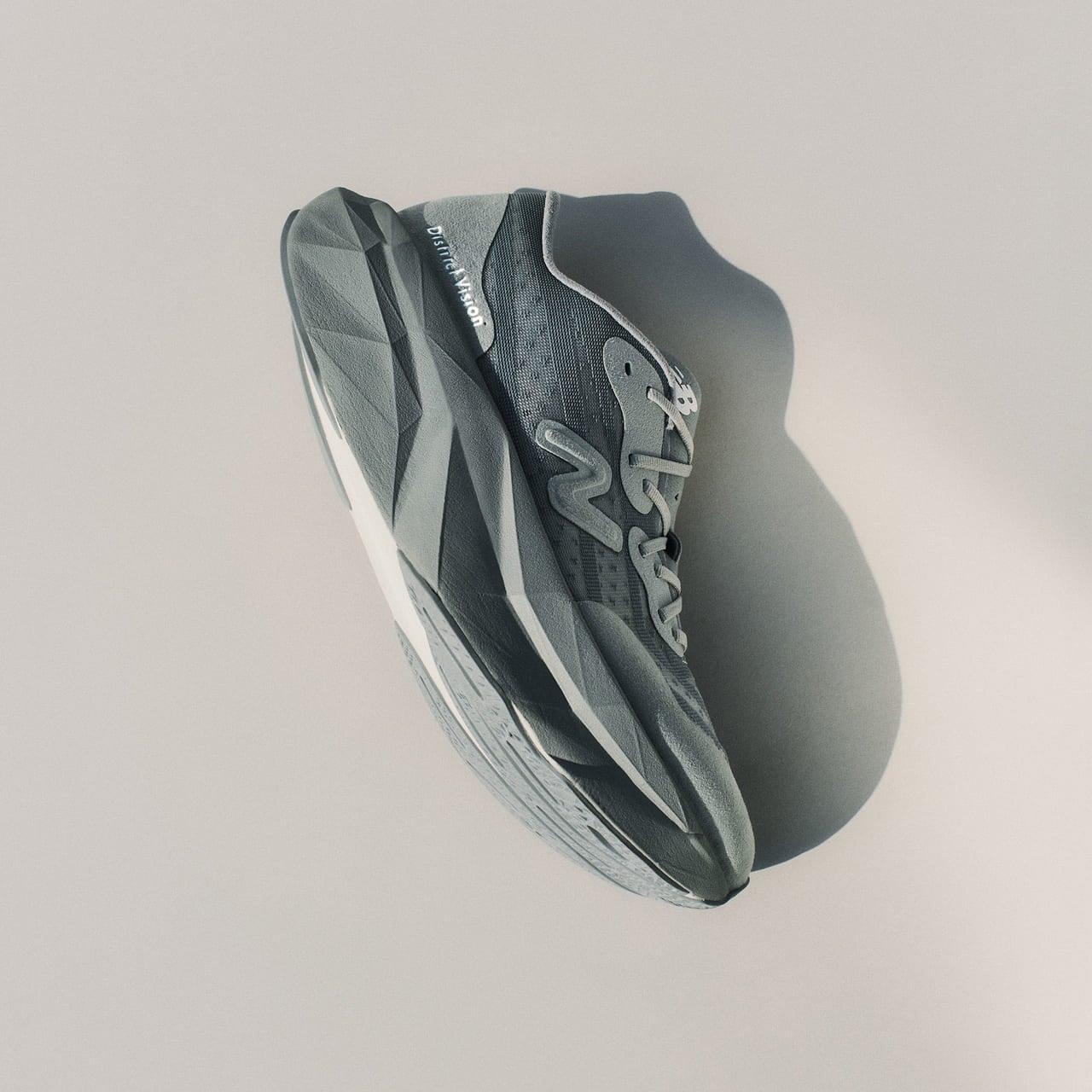 「District Vision(ディストリクトビジョン)」と「New Balance(ニューバランス)」のコラボスニーカー「FuelCell SuperComp Elite v4(フューエルセル スーパーコンプ エリート ブイフォー)」 グレー