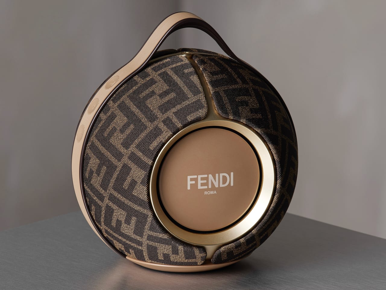 「フェンディ」から極上のスピーカーが登場！「デビアレ」とのコラボでラグジュアリーとテクノロジーが交差する感動のリスニング体験を実現。