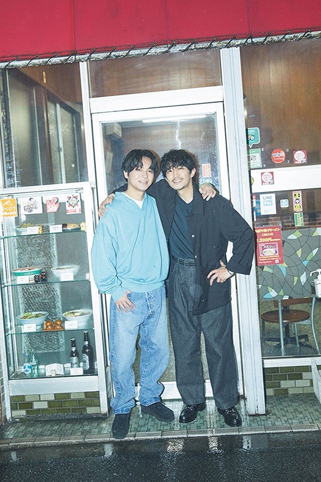お店の前で記念撮影する津田さんと榎木さん