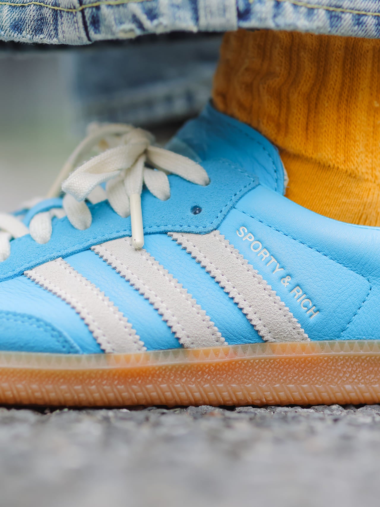 adidas Originals x Sporty & Rich「SAMBA OG」のスリーストライプ