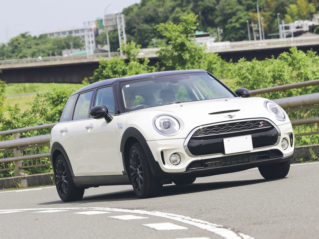 【後編】「ミニ クーパー SD クラブマン 」の走りはまるでゴーカート。都心から山道のワイディングまで、楽しく軽快に。【俺たちの“ノリモノ”語り！／Vol.31・MINI COOPER SD CLUBMAN②】