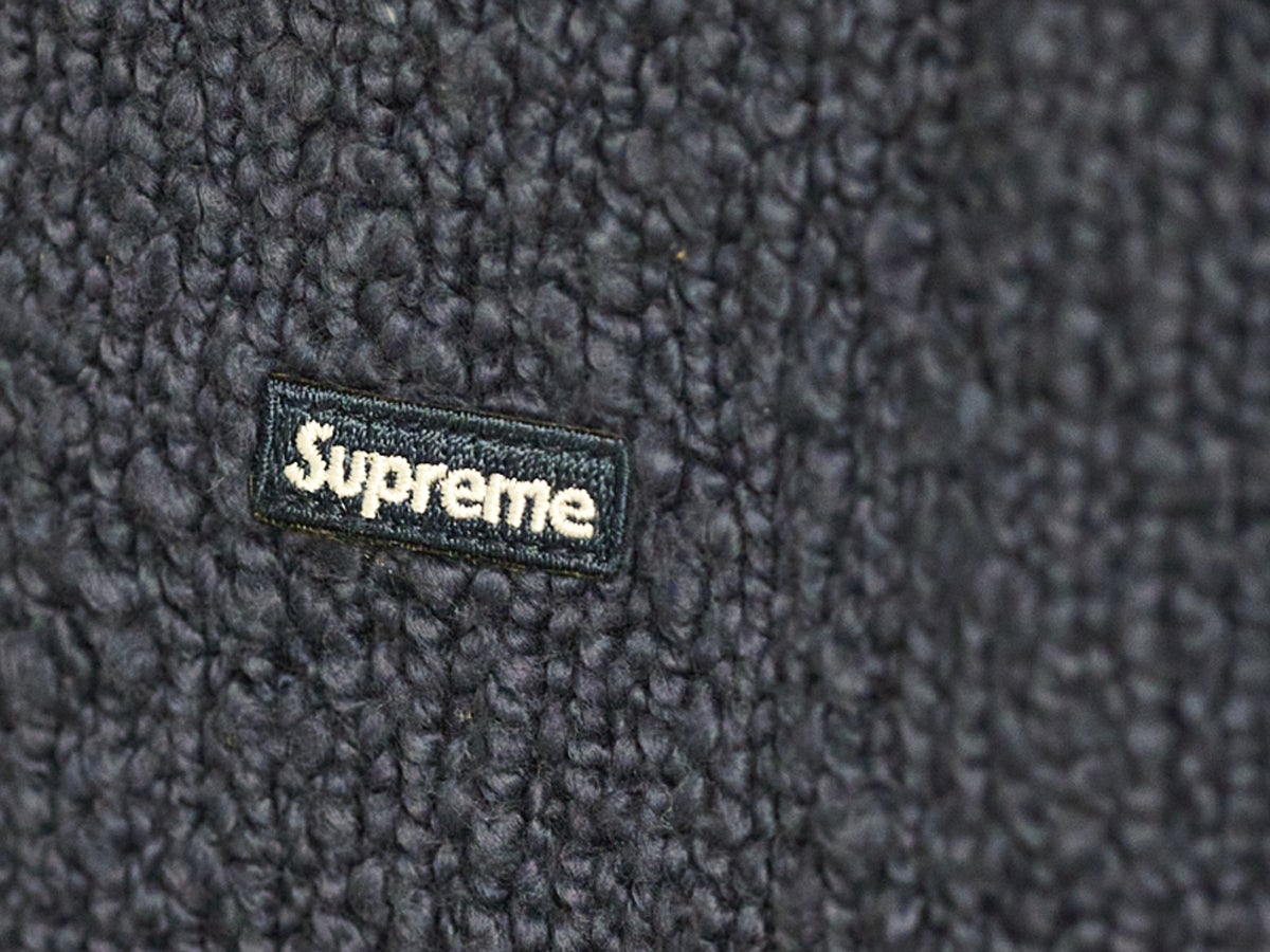 さらっと実は快適。オシャレな人が買ってよかった「愛用ニット」６選。シュプリームから黒なのに涼しい名作まで！