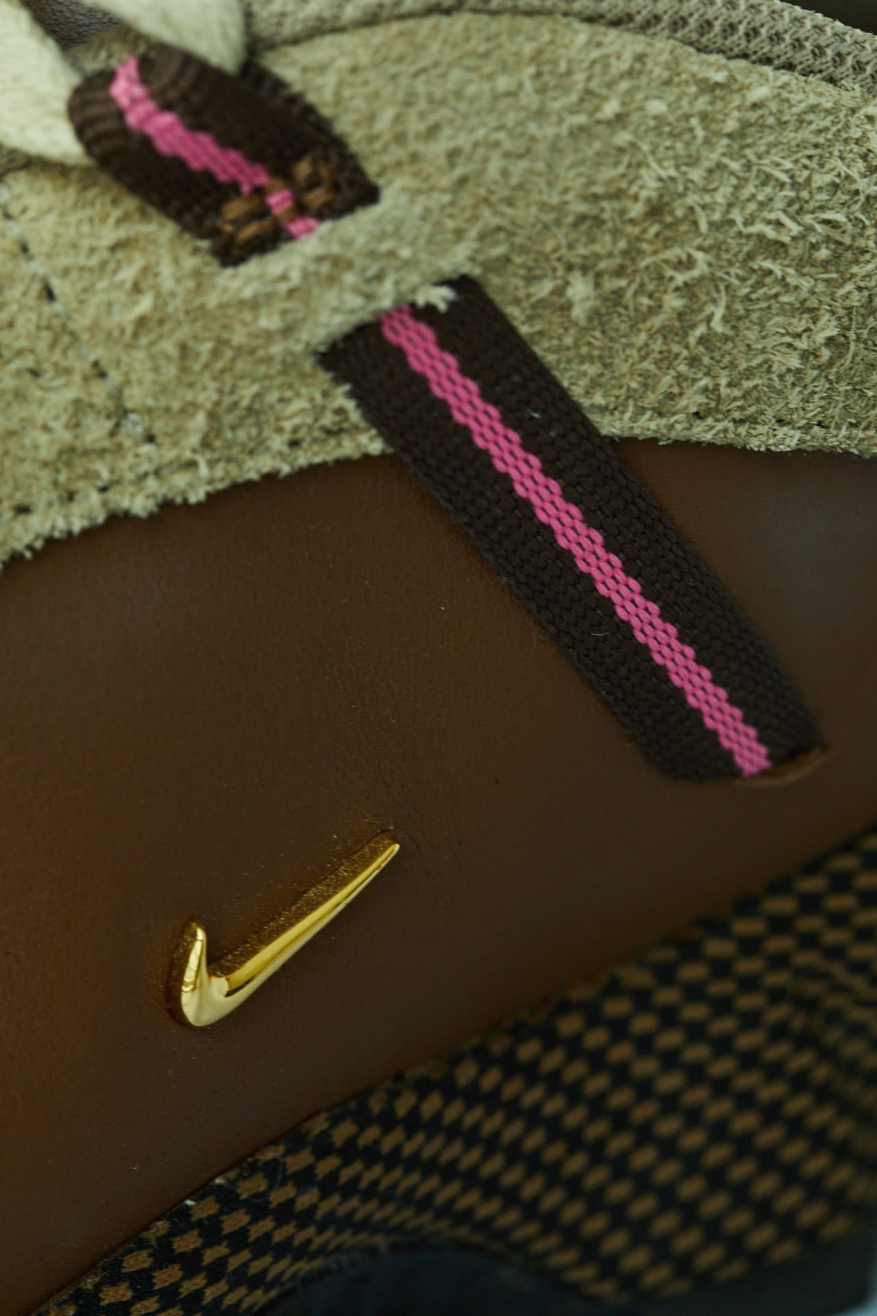 NIKE × JACQUEMUS コラボスニーカー ナイキ ジャックムス コラボスニーカー 着こなし サイド ロゴ