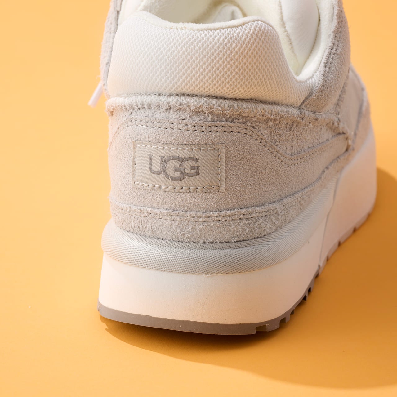 エディターが買ってよかったUGG(アグ)のスニーカー Goldencush ゴールデングッシュ ヒール ロゴ