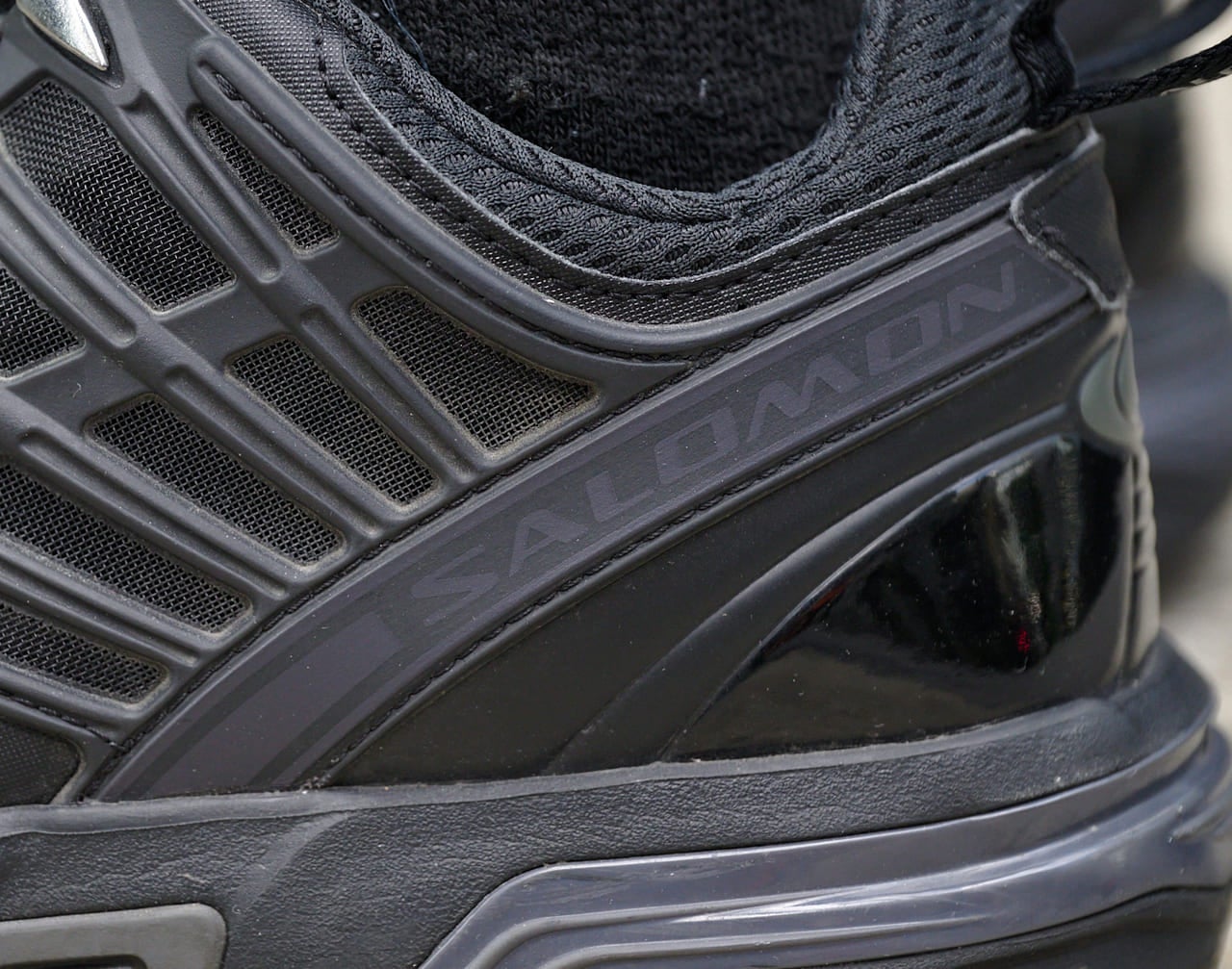 愛用するのは「サロモン」の黒スニーカーに「アシックス」の「GEL-1090 v2」。オールブラックに合うかが絶対条件！【おしゃれな人はメジャーブランドの愛用スニーカーをどう履く？Vol.84】