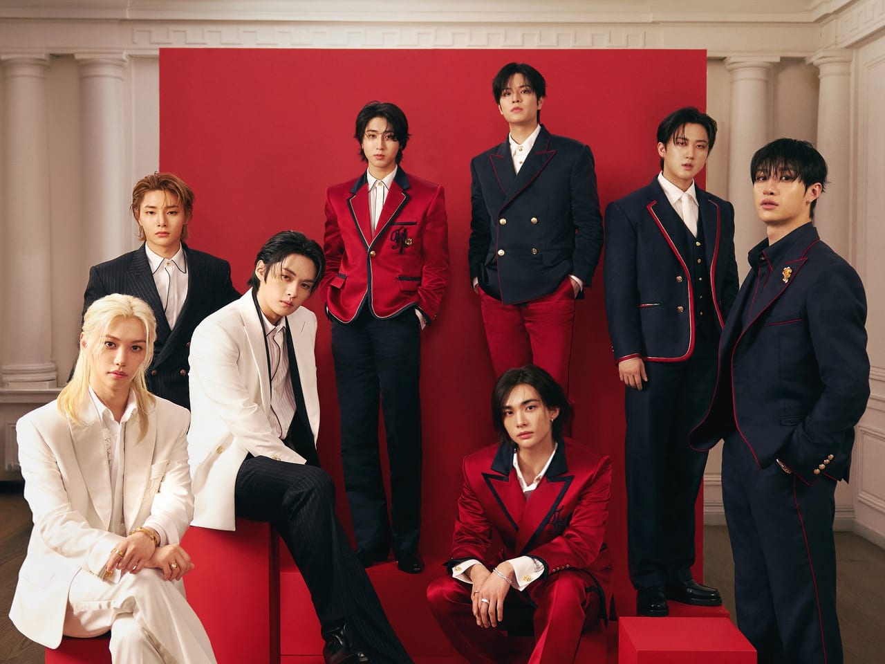 ストレイキッズがメットガラで着用した「トミー ヒルフィガー」のカスタムデザインを表参道フラッグシップストアで展示！