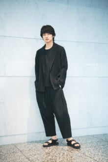 [中川 大輔] 「オムプリッセのジャケットは夏の羽織りに最適！　オールブラックコーデをトッズのサンダルで品よくアップデート」【メンズノンノモデルの私服スナップ】