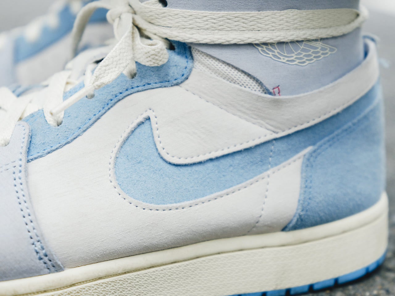 Nike WMNS Air Jordan 1 High Zoom CMFT 2 "University Blue"のスウッシュ