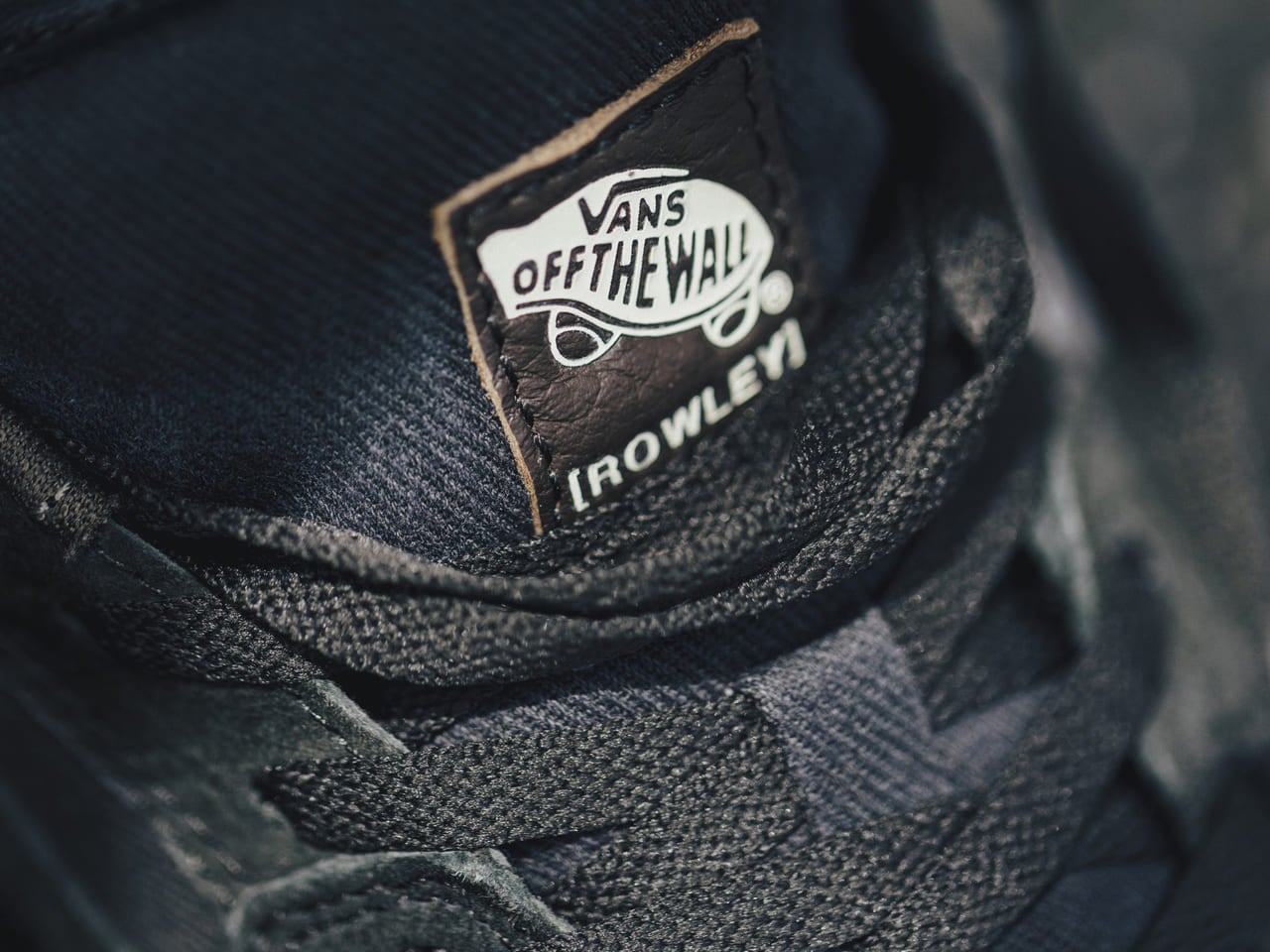 別格な「ヴァンズ」ブラック、ナイキとドレイクによる個性派スニーカー。スペシャルコラボは白T×ジーンズで。【おしゃれな人はメジャーブランドの愛用スニーカーをどう履く？Vol.85】