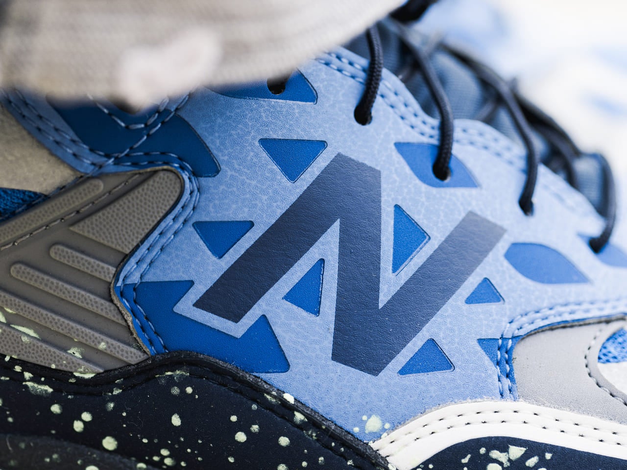 ゴアテックス搭載。トリプルネームの特別な「ニューバランス」を主役に。【おしゃれな人はメジャーブランドの愛用スニーカーをどう履く？Vol.83】