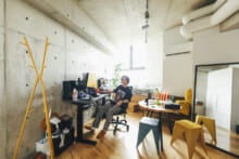 争奪戦の果てに見つけた駐車場付きデザイナーズ物件。コンクリ打ちっぱなしの内装を色や柄で自分らしく！【おしゃれ男子の部屋カタログ／Vol.25・中村滉基】