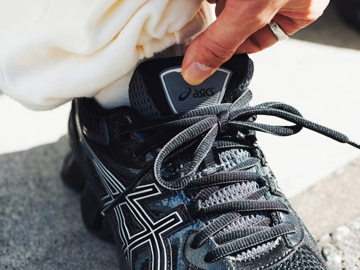 ＮＵＬＡＢＥL✖️ＡＳＩＣＳ　アシックススニーカー　メンズノンノモデル着用同型同色 トリプルコラボな「アシックス」を 真夏のモノトーンコーデに