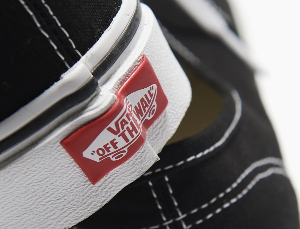 愛用するヴァンズの名品「オーセンティック」も老舗のレザーサンダルも大人なブラックで！【服のプロが夏に履きたいスニーカーとサンダル】