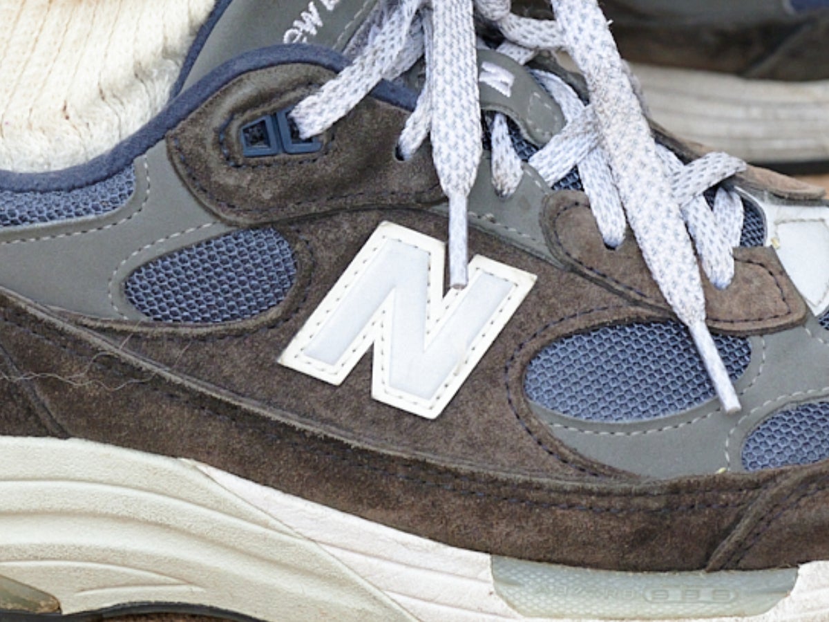 万能ネイビーのニューバランス「992」は履き心地も抜群。クリーンなシャツスタイルを格上げしてくれる！【おしゃれな人はメジャーブランドの愛用スニーカーをどう履く？Vol.86】