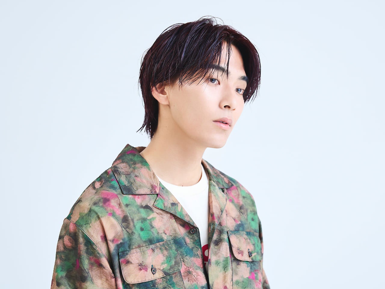 夏のヘアカラーに悩んだら「赤」がトレンド。暗めトーンのワインレッド×ウルフヘアでこなれ印象をつくる 【東京最旬ヘアカタログ】