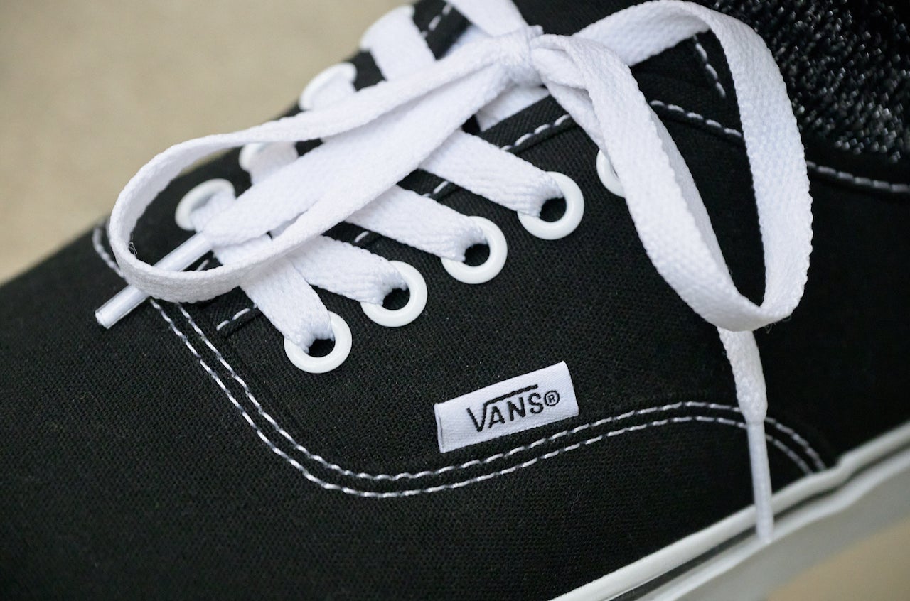 個人的マスターピース！ヴァンズの名品「オーセンティック」を主役にしたオールブラックコーデ！ 【服のプロが夏に履きたいスニーカーSNAP】［VANS］