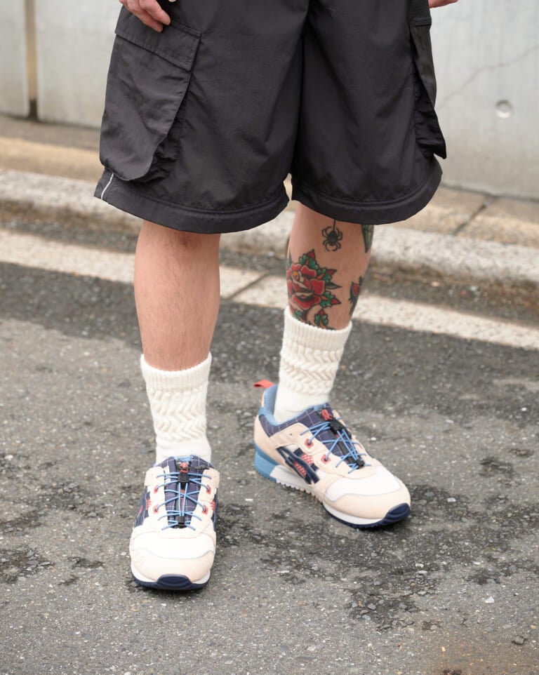 トリプルコラボな「アシックス」を 真夏のモノトーンコーデにアクセント使いして。【服のプロが夏に履きたいスニーカーSNAP】[ASICS ...