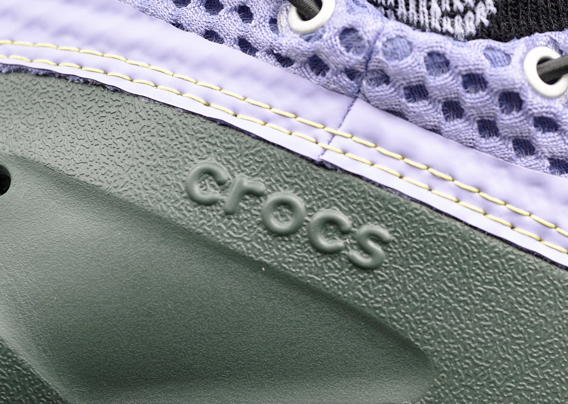 コラボな「クロックス」は街でもアウトドアでも大活躍。遊び心で夏の着こなしを楽しむ！【服のプロが夏に履きたいサンダルSNAP】［MARMOT × crocs™］