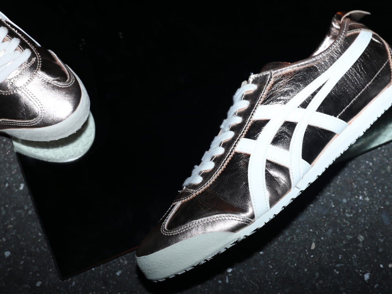 完売前の今買うべき「メタリックスニーカー」５選。ナイキの復活モデルからオニツカタイガーの定番人気まで！【最新スニーカーNEWS】