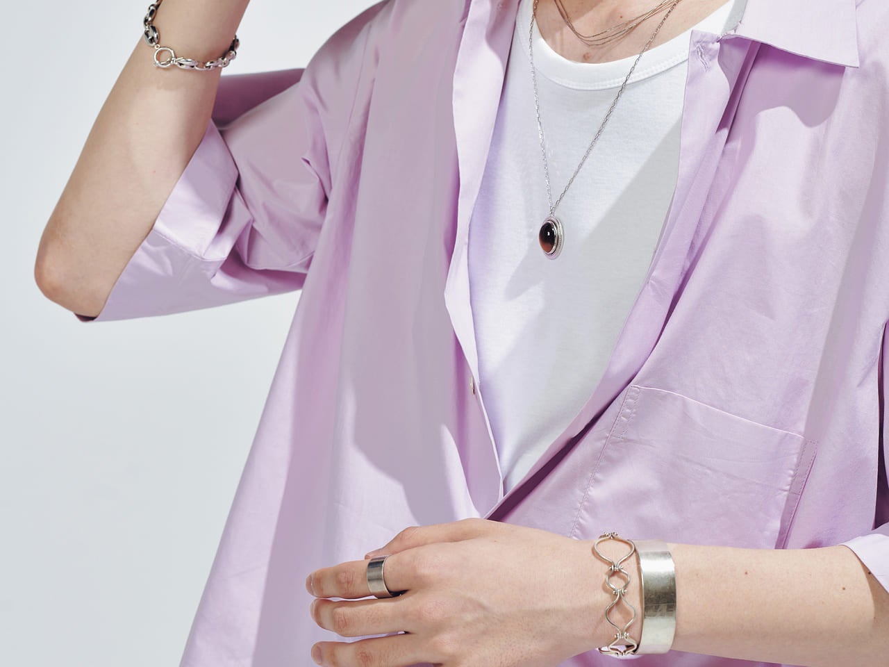 小物でアクセントをつけるには？シルバーアクセサリー、キャップにバッグetc…取り入れるべき夏のアイデア４選！【夏の盛装】