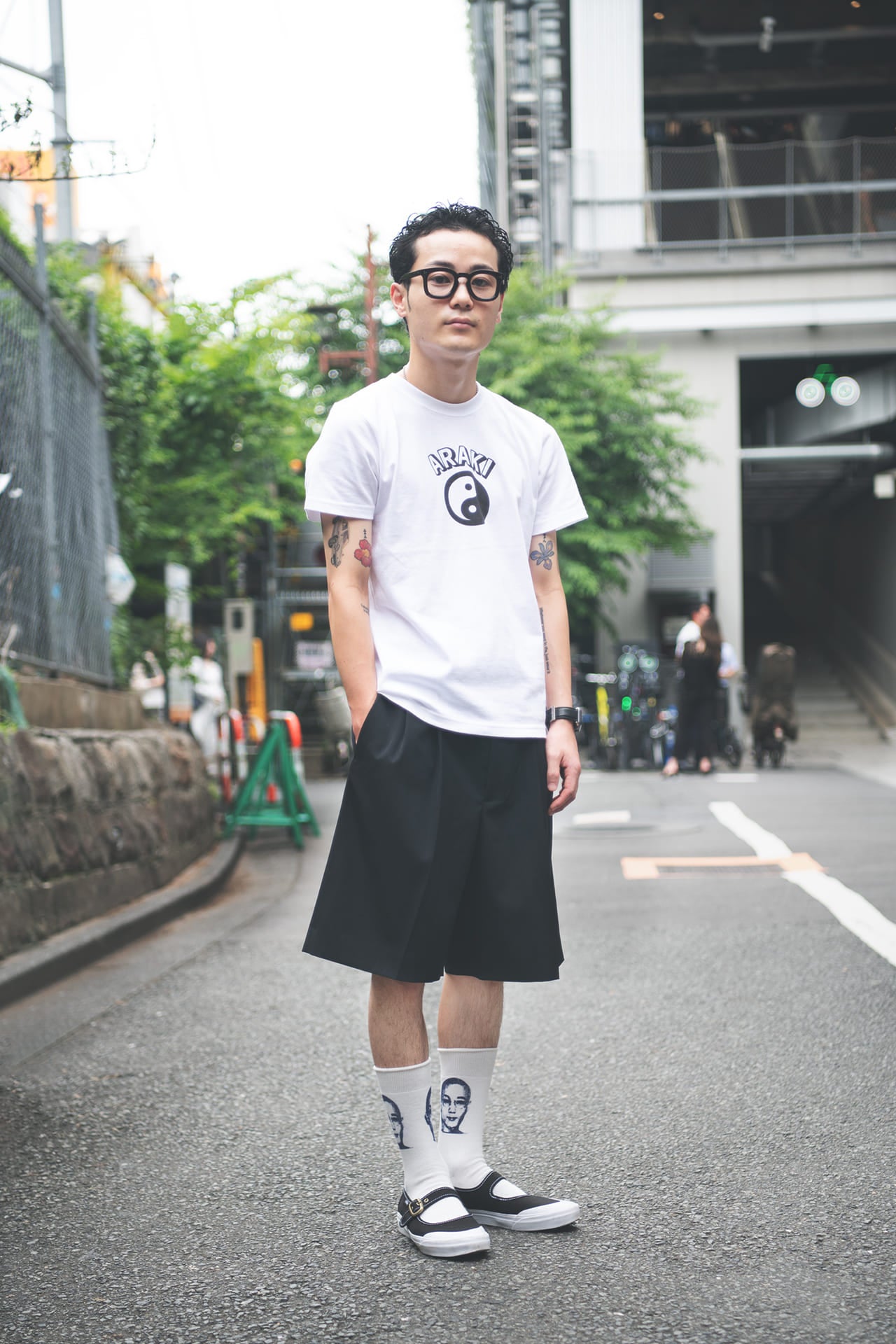 VANS MARY JANET ヴァンズ メリージェーン シャツ・ソックス:アラキ パンツ:オーラリー メガネ:ギュパール 荒木学人さん/「ARAKI」ディレクター、「HOME」オーナー 夏コーデ シンプルコーデ スニーカー 黒 ブラック 全身