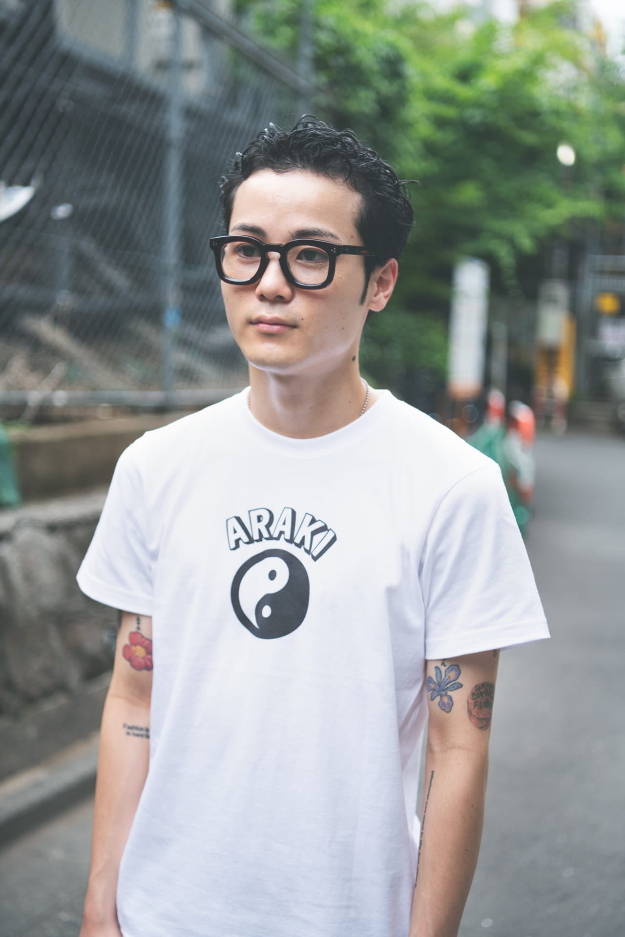 VANS MARY JANET ヴァンズ メリージェーン シャツ・ソックス:アラキ パンツ:オーラリー メガネ:ギュパール 荒木学人さん/「ARAKI」ディレクター、「HOME」オーナー 夏コーデ シンプルコーデ スニーカー 黒 ブラック 上半身