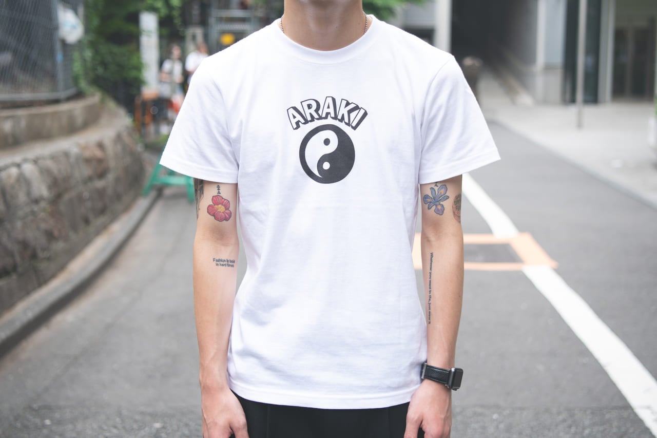 VANS MARY JANET ヴァンズ メリージェーン シャツ・ソックス:アラキ パンツ:オーラリー メガネ:ギュパール 荒木学人さん/「ARAKI」ディレクター、「HOME」オーナー 夏コーデ シンプルコーデ スニーカー 黒 ブラック Tシャツ 正面