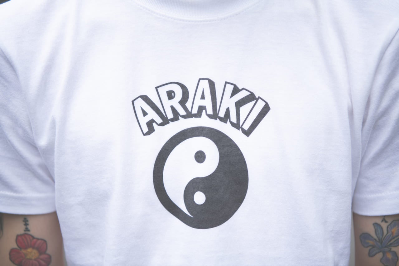 VANS MARY JANET ヴァンズ メリージェーン シャツ・ソックス:アラキ パンツ:オーラリー メガネ:ギュパール 荒木学人さん/「ARAKI」ディレクター、「HOME」オーナー 夏コーデ シンプルコーデ スニーカー 黒 ブラック Tシャツ ロゴ 寄り