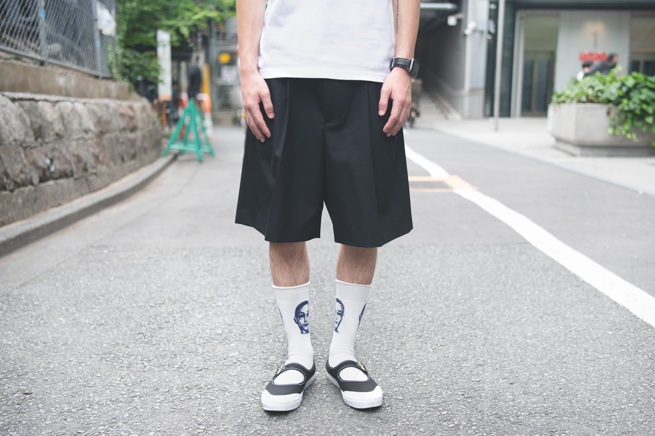 VANS MARY JANET ヴァンズ メリージェーン シャツ・ソックス:アラキ パンツ:オーラリー メガネ:ギュパール 荒木学人さん/「ARAKI」ディレクター、「HOME」オーナー 夏コーデ シンプルコーデ スニーカー 黒 ブラック パンツ ショーツ