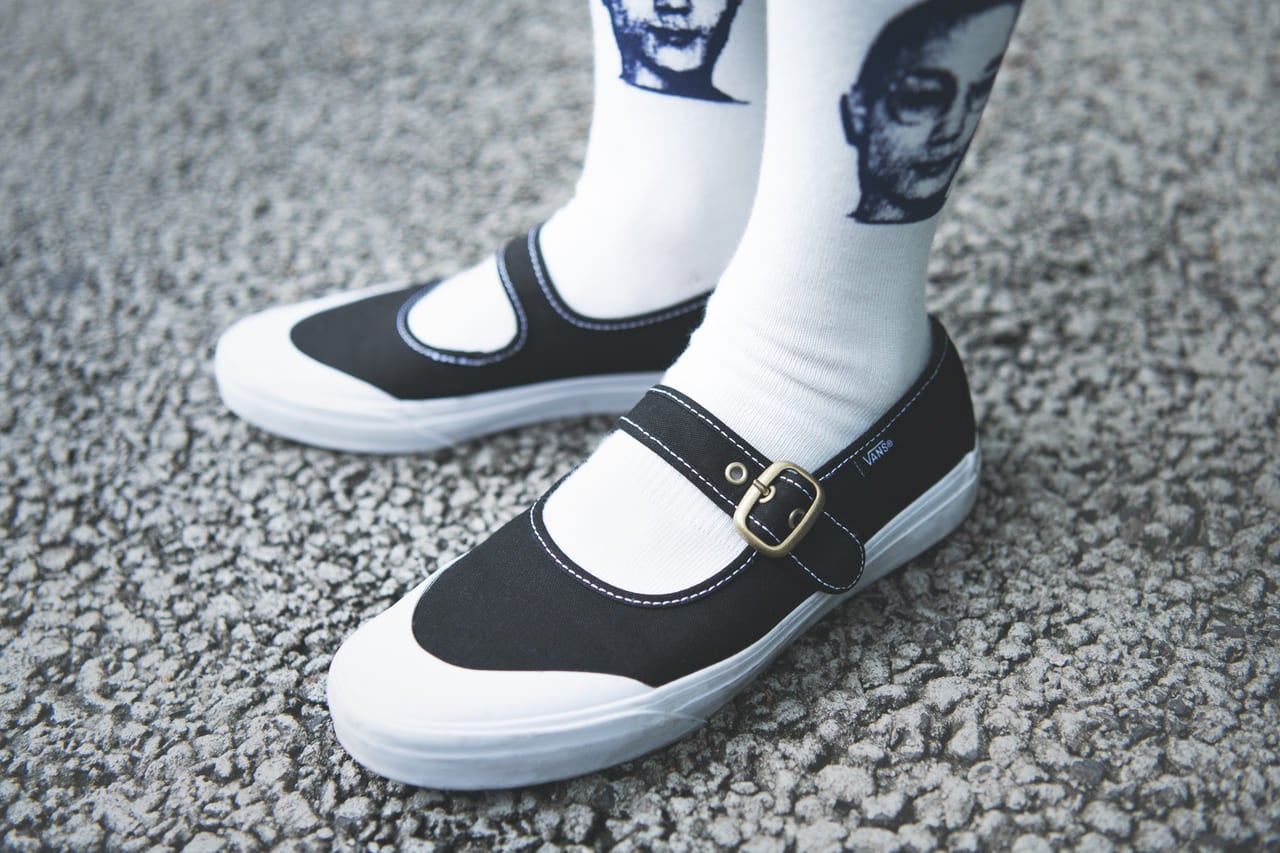 VANS MARY JANET ヴァンズ メリージェーン シャツ・ソックス:アラキ パンツ:オーラリー メガネ:ギュパール 荒木学人さん/「ARAKI」ディレクター、「HOME」オーナー 夏コーデ シンプルコーデ スニーカー 黒 ブラック 正面
