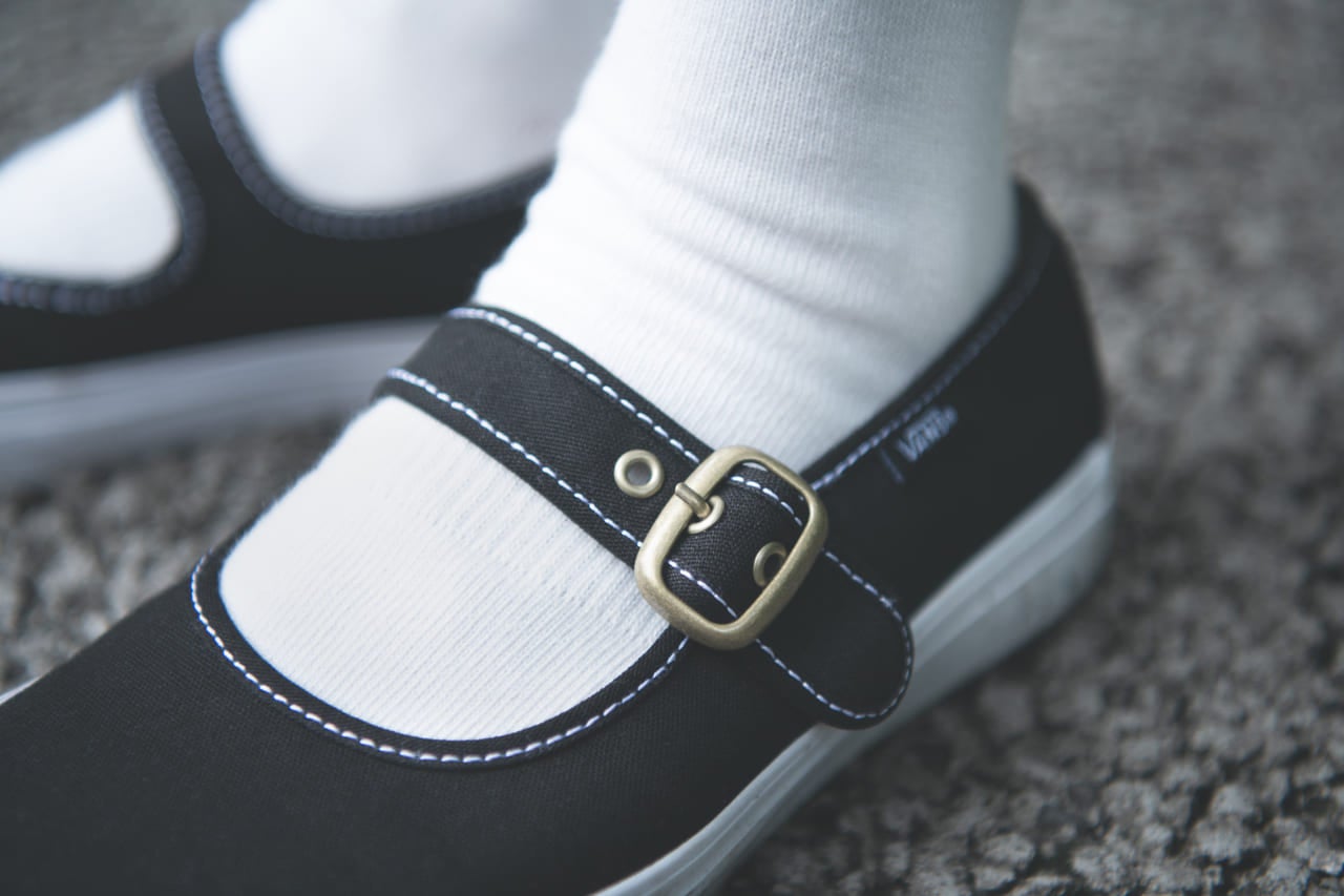 VANS MARY JANET ヴァンズ メリージェーン シャツ・ソックス:アラキ パンツ:オーラリー メガネ:ギュパール 荒木学人さん/「ARAKI」ディレクター、「HOME」オーナー 夏コーデ シンプルコーデ スニーカー 黒 ブラック ロゴ 寄り