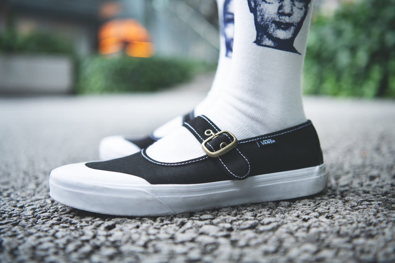 VANS MARY JANET ヴァンズ メリージェーン シャツ・ソックス:アラキ パンツ:オーラリー メガネ:ギュパール 荒木学人さん/「ARAKI」ディレクター、「HOME」オーナー 夏コーデ シンプルコーデ スニーカー 黒 ブラック 左サイド