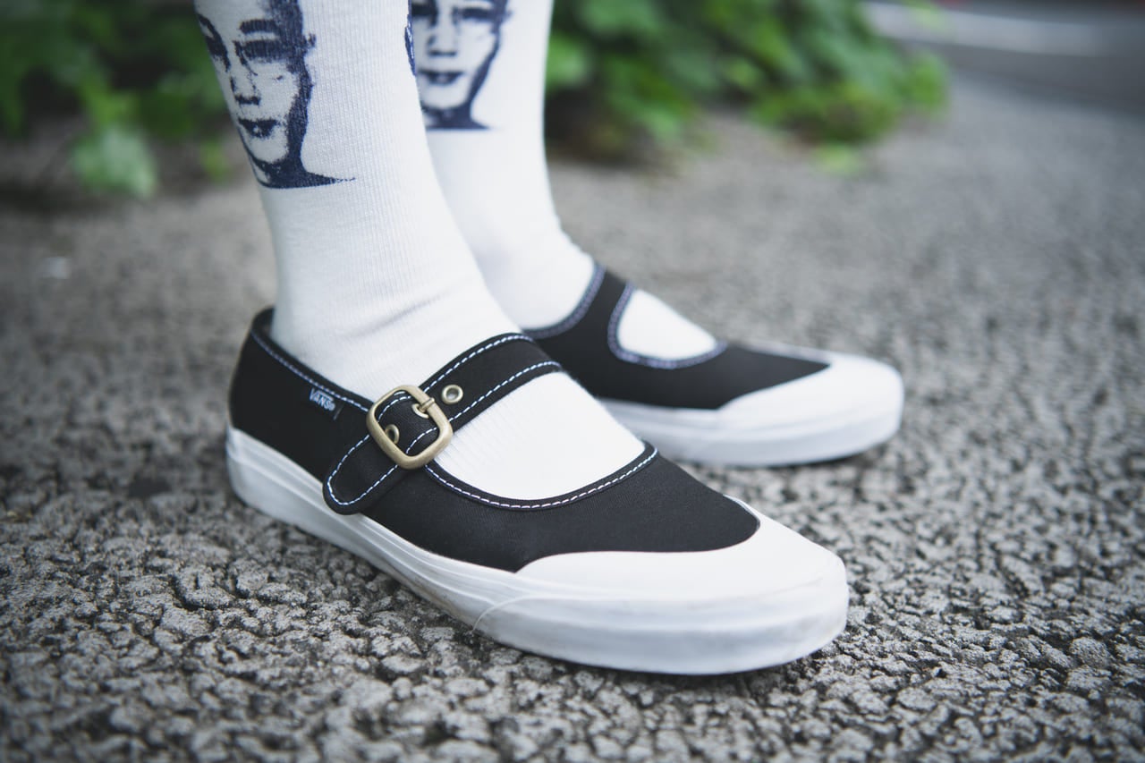 VANS MARY JANET ヴァンズ メリージェーン シャツ・ソックス:アラキ パンツ:オーラリー メガネ:ギュパール 荒木学人さん/「ARAKI」ディレクター、「HOME」オーナー 夏コーデ シンプルコーデ スニーカー 黒 ブラック サイド