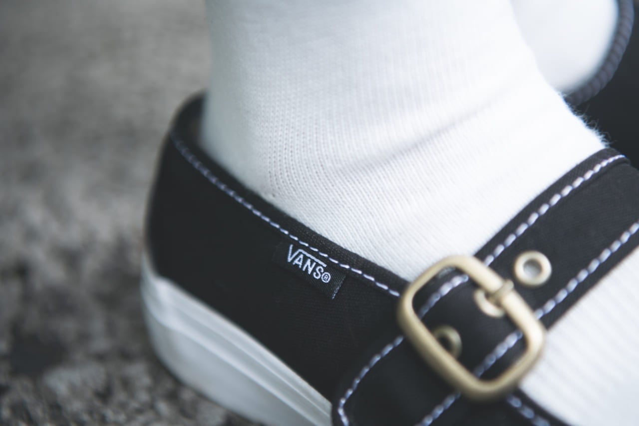 VANS MARY JANET ヴァンズ メリージェーン シャツ・ソックス:アラキ パンツ:オーラリー メガネ:ギュパール 荒木学人さん/「ARAKI」ディレクター、「HOME」オーナー 夏コーデ シンプルコーデ スニーカー 黒 ブラック サイド ロゴ 寄り